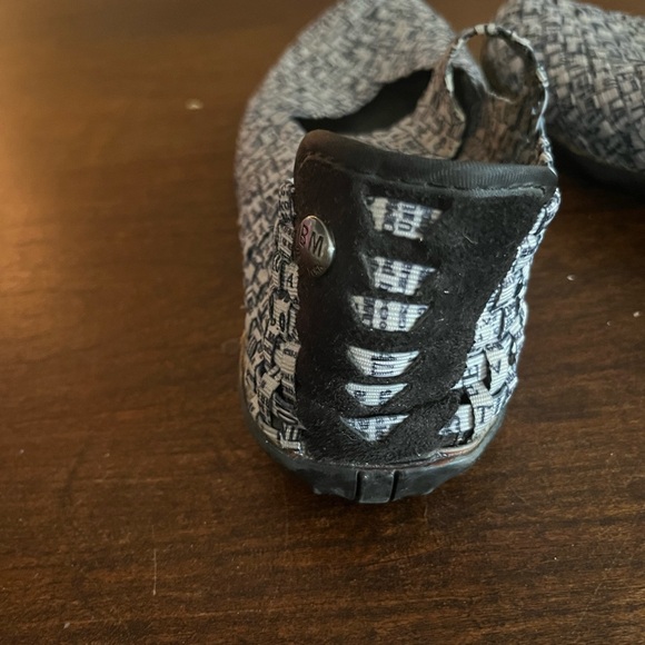 Stylish Black and White Flats - Picture 3 of 5